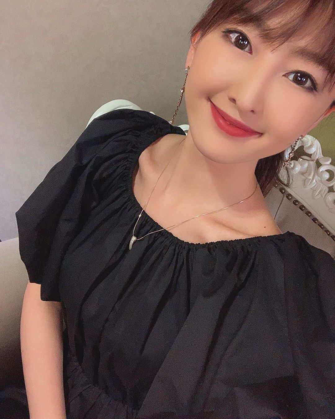 薗田杏奈さんのインスタグラム写真 - (薗田杏奈Instagram)「コットンオフショルダーワンピース👗オフショルにしないで着るとこんな感じです🤍　▶︎ @ahselect.official」8月2日 13時34分 - love.byanna