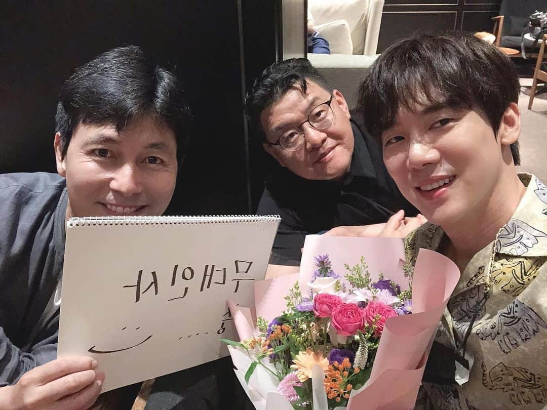 ユ・ヨンソクのインスタグラム：「#강철비2_정상회담 #무대인사 강철비를 뚫고 극장 찾아주셔서 감사합니다❤️」