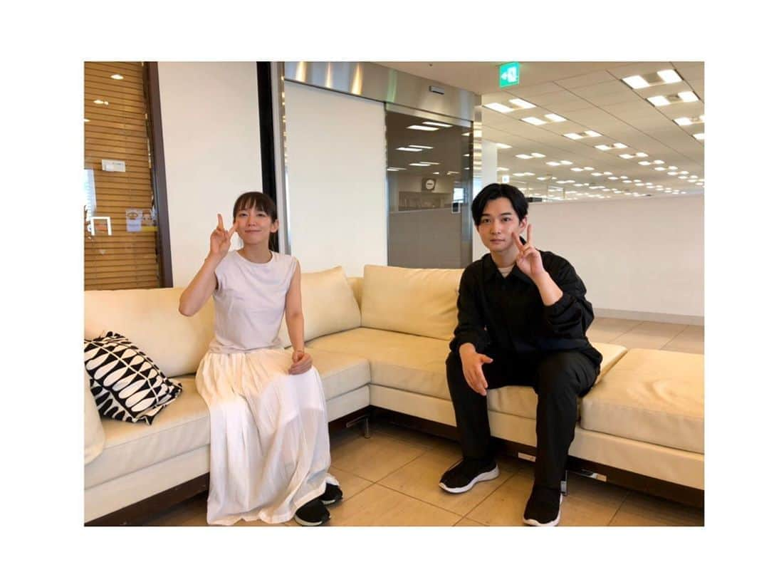 吉岡里帆さんのインスタグラム写真 - (吉岡里帆Instagram)「"UR lifestyle college"  本日はCMやドラマ「40万キロかなたの恋」で共演中の千葉雄大さんです。  何かとご縁のある千葉さんですが、 ラジオで話す時間は初めて知る一面ばかりで新鮮で楽しかったです！  是非。  @lifestyle_ur813 #18時から #ラジオ #UR #40万キロかなたの恋」8月2日 13時46分 - riho_yoshioka