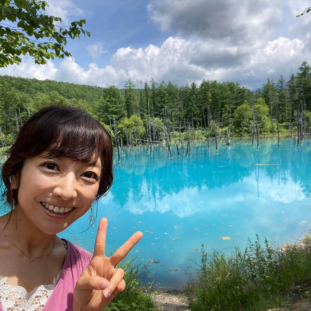 佐藤彩さんのインスタグラム写真 - (佐藤彩Instagram)「美瑛の美しい景色たち✨  青い池には何度か行っていますが… こんなに青く見えたのは初めて😳！！ 感動しました🥺  何回、青いって言っただろう…笑 . . 美瑛の丘の景色を見ていると、心が洗われる気持ちになりますね☺️  丘の景色を絵に描いている方も見かけましたが、その気持ちもわかります😊  一緒に行くメンバーによって、写真の撮り方も違ったり… 見え方も違ったり… そのときだからこそ出会える景色に、幸せを感じます✨  何度でも訪ねたくなる場所ですね😊  楽しい後輩たちとのドライブ旅、富良野の続きでした…  #美瑛 #北海道 #美瑛の丘 #美瑛ドライブ  #青い池 #こんなに青いの初めて #感動 #四季彩の丘  #ケンとメリーの木 #ちょっと遊んじゃいました #セブンスターの木 #新栄の丘 #パッチワークの路 #ふらのびえいライフ  #あるうのぱいん #チーズフォンデュ #パンもちもちで美味しい #丘の景色を見ながら楽しめるカフェ #大好きな後輩たちとドライブ #楽しい思い出ありがとう #運転しながら見る景色もいい #ジェットコースターの路も楽しかった #旅好き #HBC #北海道放送 #アナウンサー #佐藤彩」8月2日 13時48分 - hbc_ayasato