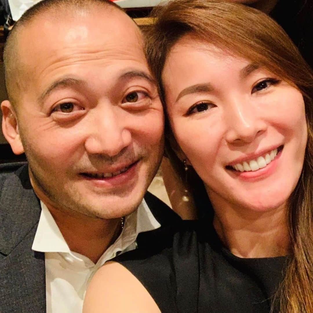 Vogue Taiwan Officialさんのインスタグラム写真 - (Vogue Taiwan OfficialInstagram)「#VogueCeleb 「雙胞胎名模」的妹妹張珈瑜訂婚了！髮型師男友Ivan昨晚驚喜求婚，姊姊張珈禎在場見證這幸福的一刻，張珈瑜說：「幸福是～～一個人陪你走過喜怒哀樂，再不開心，都不曾有離去的念頭！陪伴是最簡單幸福的一件事情。」  🔗婚戒、交往、求婚完整報導請點 @voguetaiwan首頁連結 #張珈瑜 #求婚   #DanielKu」8月2日 13時52分 - voguetaiwan