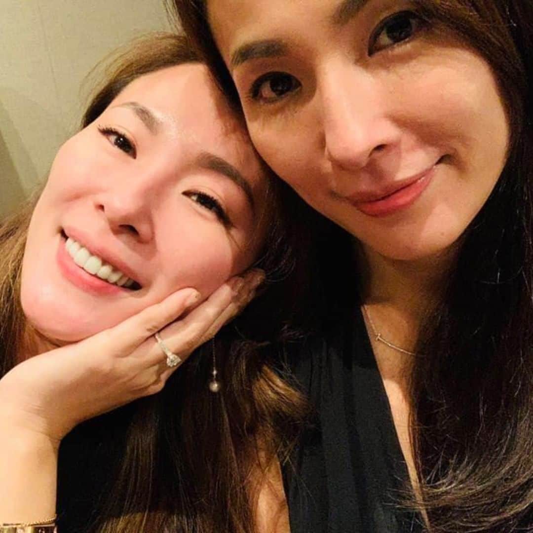 Vogue Taiwan Officialさんのインスタグラム写真 - (Vogue Taiwan OfficialInstagram)「#VogueCeleb 「雙胞胎名模」的妹妹張珈瑜訂婚了！髮型師男友Ivan昨晚驚喜求婚，姊姊張珈禎在場見證這幸福的一刻，張珈瑜說：「幸福是～～一個人陪你走過喜怒哀樂，再不開心，都不曾有離去的念頭！陪伴是最簡單幸福的一件事情。」  🔗婚戒、交往、求婚完整報導請點 @voguetaiwan首頁連結 #張珈瑜 #求婚   #DanielKu」8月2日 13時52分 - voguetaiwan