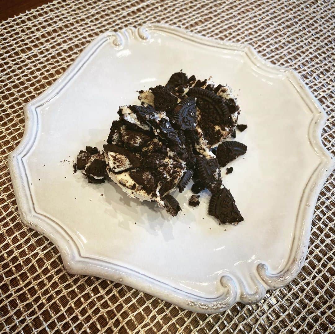 畑野ひろ子のインスタグラム：「夏休みに入り、長女のお菓子作り再び😋 オレオチーズケーキ❤️ YouTube見ながら作ってました🍴 オレオって、ほんと美味しい😍  #オレオチーズケーキ #オレオ #おかし作り #おやつ」
