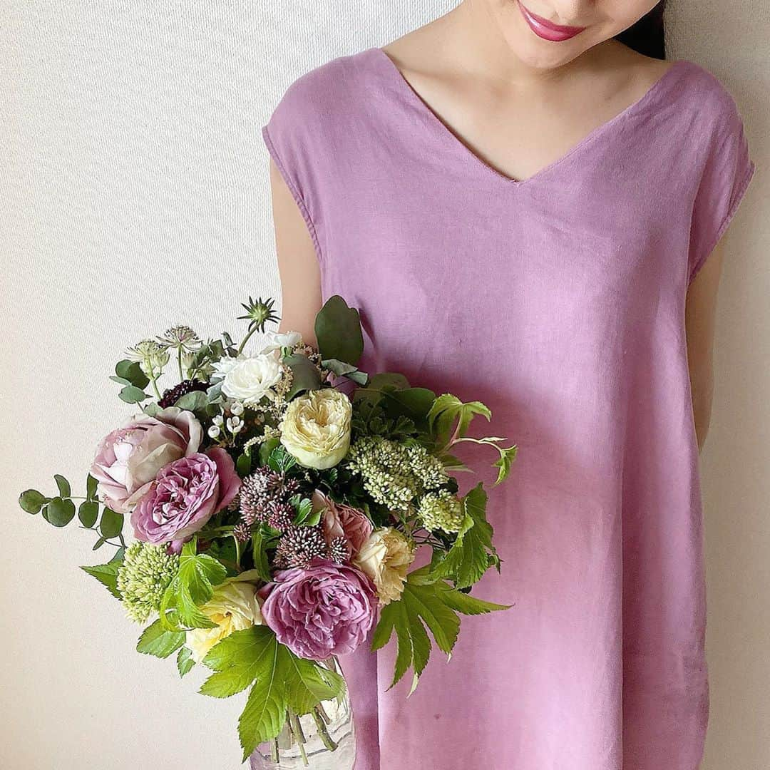 石川理咲子さんのインスタグラム写真 - (石川理咲子Instagram)「#お花　#flower  花瓶の水を変えようと思って、ふと鏡を見たら ワンピースとお花の色味がぴったりだった🤭💕」8月2日 13時58分 - rsk_0315