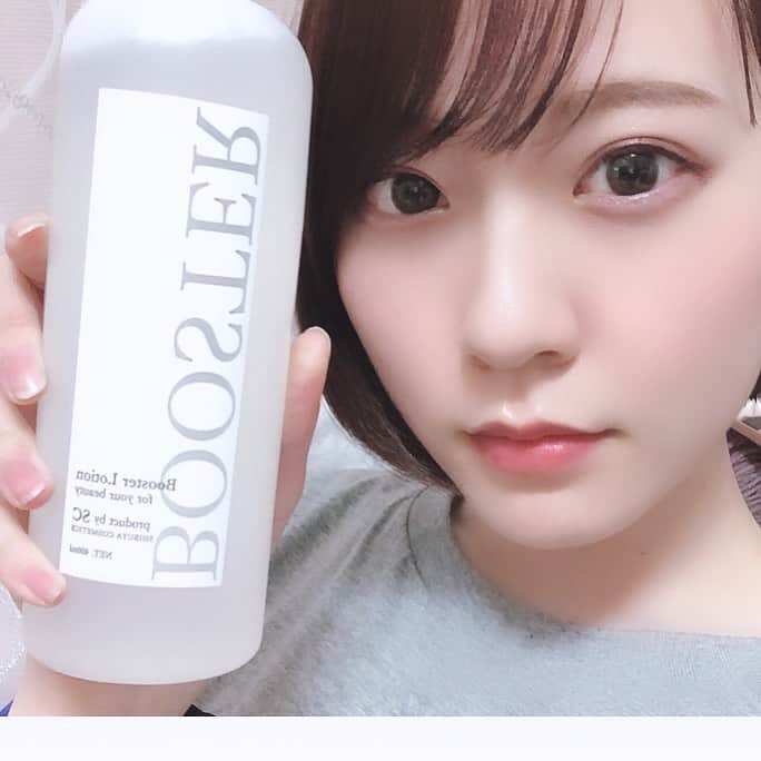 ぽむぽむユウリのインスタグラム：「今回渋柿石鹸などを作っている澁谷油脂さんから「SOC BOOSTER－ブースターローション－」を頂きました🙇🏻‍♂️✨  今3週間使用しているのですが、肌の調子も良く、荒れることなく使えました❣️  ブースター(導入液)なのでどれよりも1番最初に塗ってます！ たまに疲れている時などはブースター+オイルでフタをして済ませてしまうこともあるのですが、乾燥などもしないです👌(でも化粧水はちゃんと塗ろう。笑) 今まで導入液は無印のものを使ってたのですが、そちらもだんだん使わなくなり…こちらを頂いたのでタイミングがよかったです☺️◎  渋柿石鹸を実家で使っていて親近感があった(勝手に)ので依頼を受けたのですが、ブースターもお気に入りになりました！ なにも邪魔しない感じがすごく気に入ってます！  400mlで1500円(税込)、大容量で、3週間毎日使ってましたが全然無くならなくてコスパ良しです◎ バシャバシャ使えるのもいいですね💮 拭き取り化粧水としても使えるみたいなので、次からは導入と拭き取り、ダブルで使ってみようかな…🤭？  パラベンフリー、オイルフリー、ノンアルコール、無香料、無着色で、本当に他の化粧水やオイルの邪魔をしなくて使い心地が良かったです♪ 導入液って「邪魔をしない」のが1番だと思っているのでこれからも使い続けようと思います☺️❣️ ボトルもシンプルで清潔感あって、可愛いよね❤️ #pr 🌱  -------------------------------------------- ・Instgram公式アカウント 【 @shibuyayushi0 】  ■企業情報 HP： http://socc.jp/ e-shop：https://socc.shop-pro.jp/」