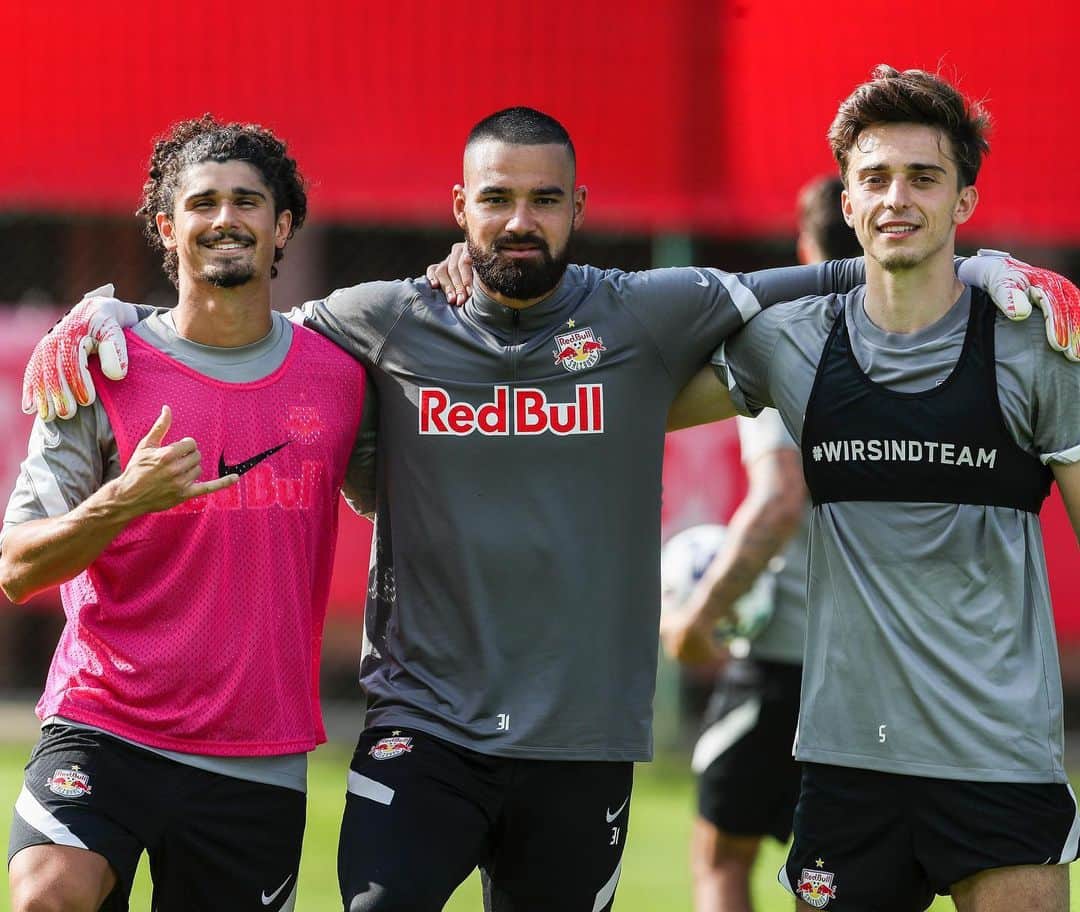 のインスタグラム：「Tag 1 in Bramberg . Auf ein erfolgreiches Trainingslager .  Top 3 🔝😉🤙🏼 . . . Primeiro dia em Bramberg. Por uma pré temporada de muito trabalho.  . . . #trainingslager #preseason #pretemporada #top3 #irmãos #brüder #bramberg」