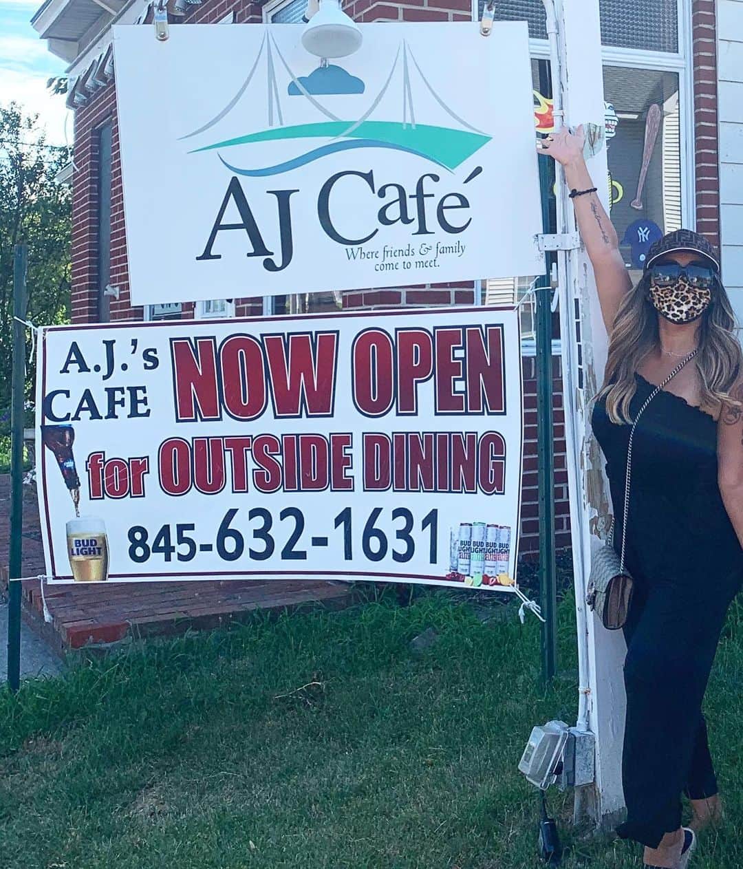 ニコール・ ポリッツィのインスタグラム：「Just had the best outdoor lunch at my best friends place @ajcafe845 🖤 If you’re in the Wappingers Falls, NY area, come on over! YOU’RE GONNA LIKE WHAT YA SEE 😘😷#supportlocalbusiness」
