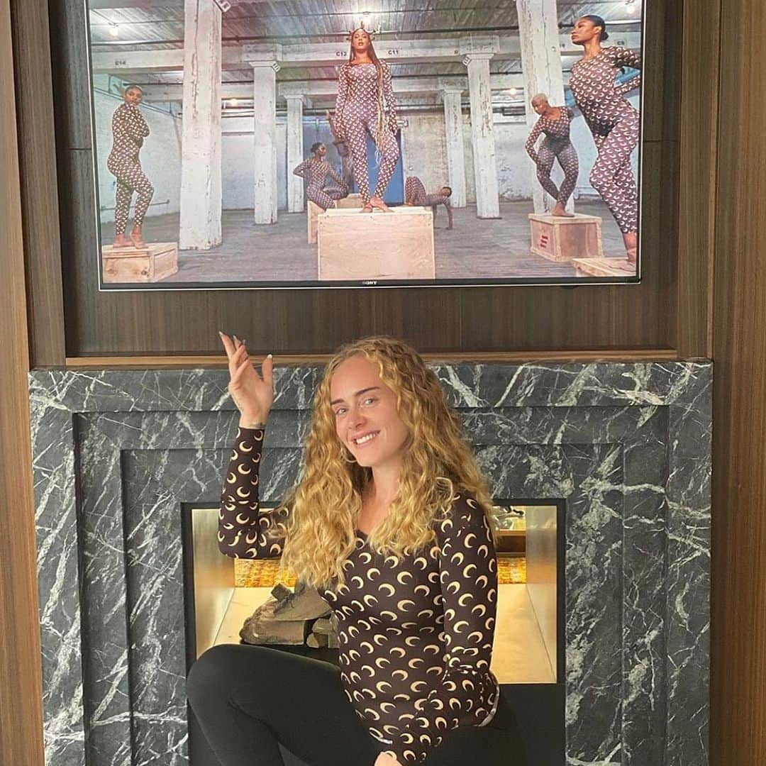 Just Jaredさんのインスタグラム写真 - (Just JaredInstagram)「@adele wears the same outfit as @beyonce while watching the star’s new “Black Is King” visual album! Tap this photo at the LINK IN BIO to find out how to get the same shirt. #Adele #Beyonce #BlackIsKing Photo: @adele」8月2日 5時13分 - justjared