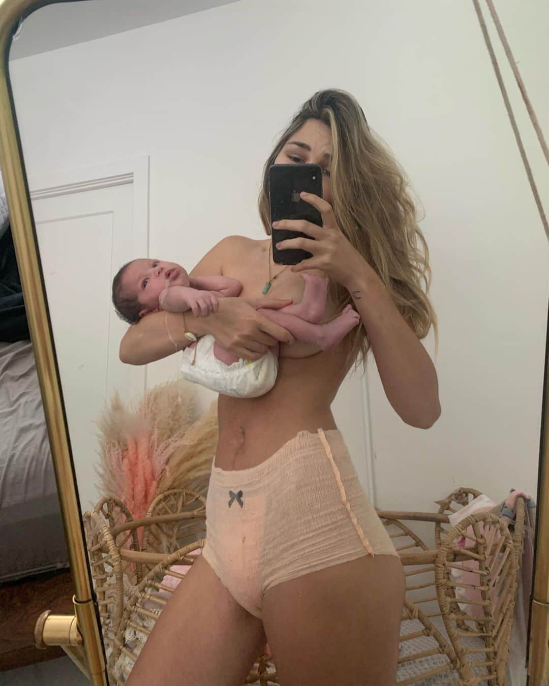 Elisabeth Riouxさんのインスタグラム写真 - (Elisabeth RiouxInstagram)「Twinning diapers with my bestie 👯‍♀️ not gonna lie, I don’t feel sexy in front of Bryan but he still finds us cute & we take it as a funny thing, anyway we better laugh at it than cry over it, it’s so natural & normal to go through these things even tho they’re not normalized enough 🤷🏼‍♀️ I was so shocked that so many people asked me why I need to wear a diaper after giving birth 🤰 it actually is totally normal and happens to alot of girls after giving birth and for many different reasons, let me start by reminding you that a full term baby is approx the size of a watermelon and it has to get out by your vagina :-) most of the time, your tissus just break and it did for me, that doesn’t feel good on the moment but it’s also super long to heal. They had to put stitches to put everything together, I have to say in the past weeks it’s been super fun to go to the toilet (I’m sarcastic btw haha) 🤪 this is all part of the process and it is different for everyone, I didn’t know if I wanted to post anything in my diaper tbh cause I was kinda ashamed of it and never saw it on anyone before, only heard of it but today I decided to restart wearing normal underwear and wanted to immortalize our last time twining diapers 🥺 it might sound scary just like that but as cheesy as it sounds, it actually is SOOOOOOO worth it when you have the most amazing baby girl in the universe, I swear I’m 100% sure all moms think the same ; no matter what you go through and how hard it might sound, it’s all soooo worth it and just a wonderful process 🌈」8月2日 5時20分 - elisabethrioux