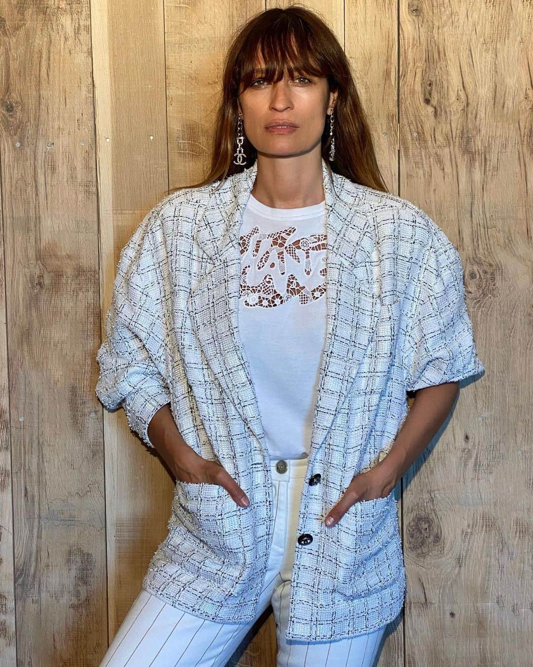 カロリーヌ・ド・メグレのインスタグラム：「Wood you?  📸 @cdmdiary #YesIknowItsAReallyGreatPun」