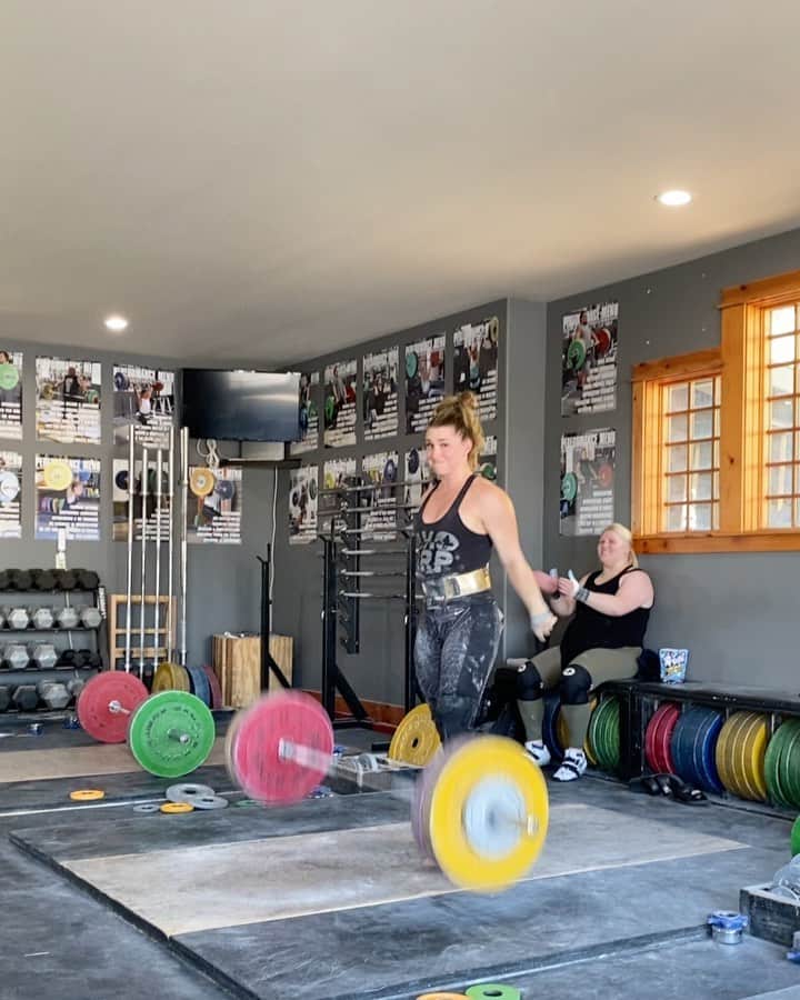 マッティ・ロジャーズのインスタグラム：「Last couple days of camp! Some “bitchin” snatches from my 9 million sets (not even that much of an exaggeration) & two days in a row of heavy CJJ which made for some crafty grind lifts. AND even a PR front squat which in case you forgot, is like kind of a big deal since it’s more than my clean (#badsquatter or #efficientlifter ?)Idk how I’m alive BUT I AM  @2poodperformance @roguefitness」
