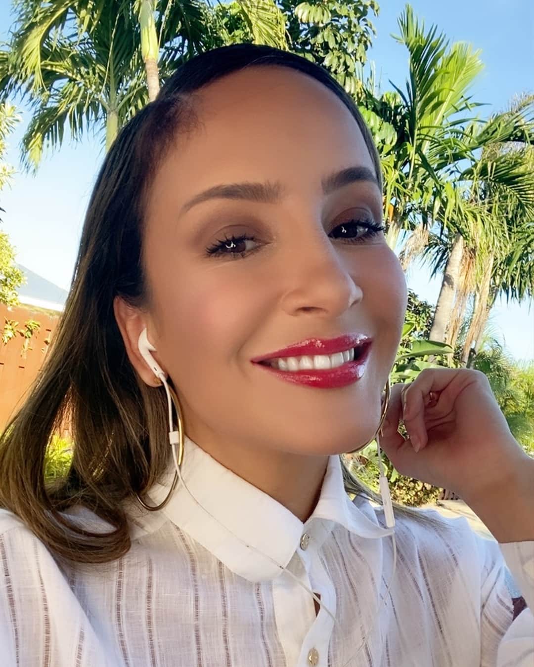 Claudia Leitteのインスタグラム：「Uma das perguntas mais difíceis de responder na vida é "quais são suas músicas favoritas?" 🤯 O @spotifybrasil me chamou pra este desafio e reunimos algumas das músicas que mais marcaram cada fase da minha vida na playlist "Lista VIP". Vai lá ouvir e conta pra mim quais delas vocês também adoram! (link no destaque “playlists”, no perfil)」