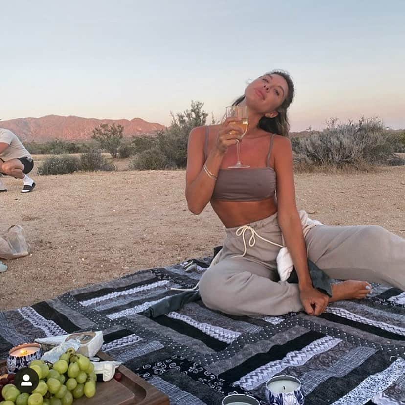 ブルーライフのインスタグラム：「A picnic in PB loungewear, aka the perfect Saturday ✨💙 shop cozies online now #shopplanetblue」