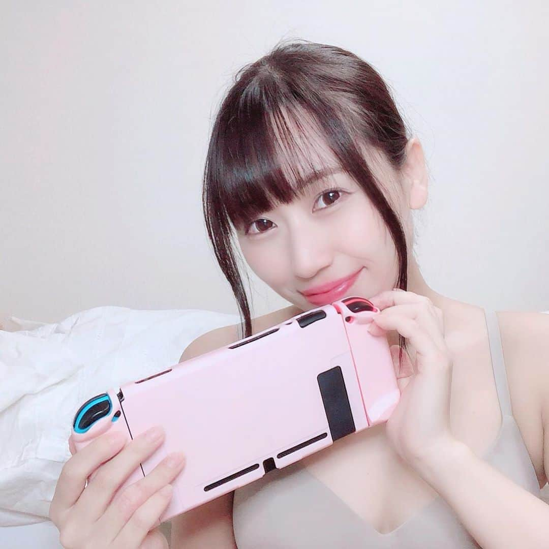 楠木まゆのインスタグラム：「no.2 Nintendo Switch ・ ずーっっっっとあつ森やりたくて やりたくてやりたくてやりたくて …でも抽選落ちまくってて…… そしたら友達が使ってないからって Switchを譲ってくれました (神🙌)(本当に有難い🙌) ・ わたしのスイッチカバーかわいい…🥰 ・ そして毎日劇場に持ってくくらいには ハマってます…… ・ あつ森たのしい可愛い。。。 自分でマイデザインした服可愛い。 ももクロさんの衣装作ってます。 ・ 現場行けないので あつ森でモノノフしてます💜 ・ #任天堂スイッチ #任天堂 #nintendoswitch #nintendo #switch #あつまれどうぶつの森 #あつ森 #マイデザイン #ももいろクローバーz #ももクロ #momoclo #ももクロ衣装 #マイデザインproの服 #どうもありがとう #どうもありが島 #あつ森マイデザイン #あつ森初心者 #島クリエイターいつになったらなれるの #ちゃちゃまる #欲しい🥺」