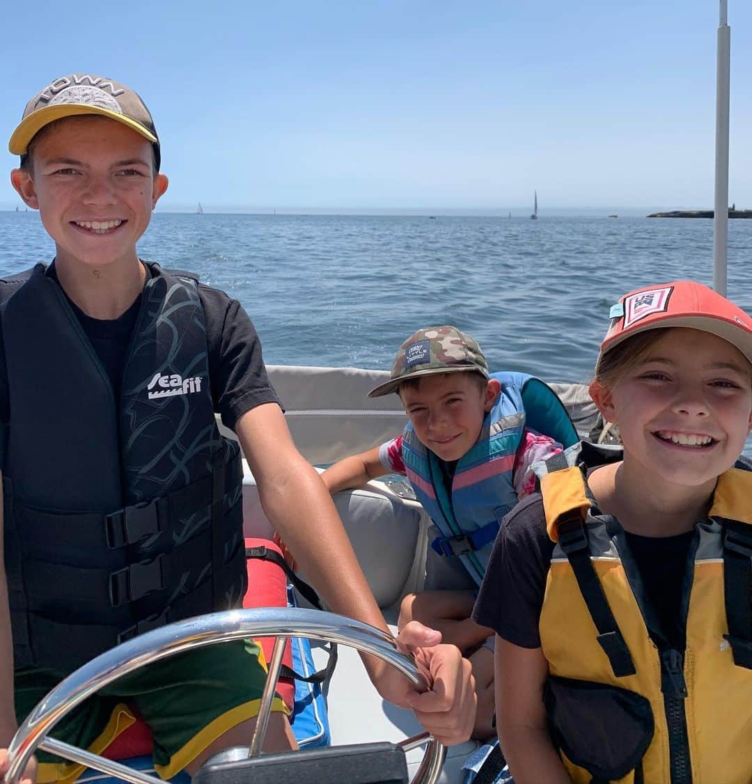 ジェシカ・シーバさんのインスタグラム写真 - (ジェシカ・シーバInstagram)「Four of them love boating! 5/7 of us, in fact, love boating. I am not on this boat. I find the entire experience to be scary and pointless, but it’s the nausea that takes me out. For what reason!? We are not made to be floating on the sea. But I stay mostly quiet and trust that Fun Dad™️ will handle it. I think Evvie will opt out with me next time.」8月2日 6時06分 - mommasgonecity