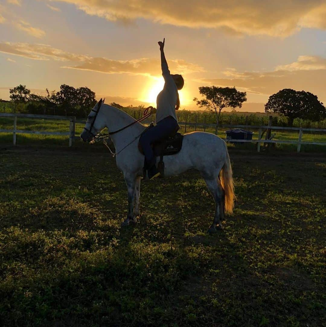 イヴェッチ・サンガロさんのインスタグラム写真 - (イヴェッチ・サンガロInstagram)「🌈🌿🐎🙏🏻  #PraCegoVer No álbum, a primeira foto mostra Ivete em um cavalo branco e apontando o dedo para o céu. Ao fundo o sol está se pondo.  Depois em um vídeo, Ivete está cavalgando. No céu conseguimos ver um arco íris. No outro vídeo, Ivete e seu filho Marcelo estão cavalgando. Todo o local tem uma vegetação bem verde.」8月2日 6時27分 - ivetesangalo