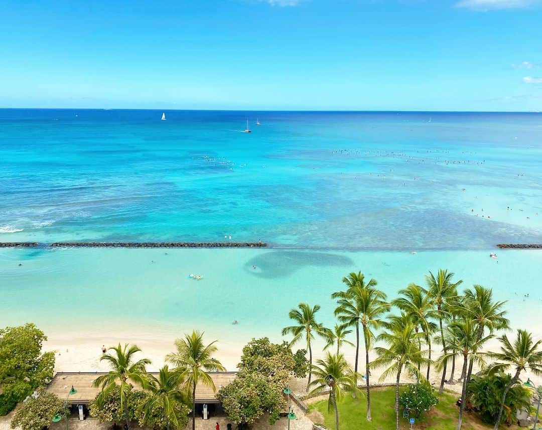 マキ・コニクソンさんのインスタグラム写真 - (マキ・コニクソンInstagram)「Good morning from Alohilani Resort!! 8/1今日からホテルが再開しました！ やったぁ！やったぁ！🙌🏼 今日からお泊まりします！ 私はいまハワイにいるからこそハワイを思いっきり楽しむ事にしています！🤗🤗 Alohilani Resprtのリポートたくさんするね！ 今日もお互いAlohappy！😃🤙🏼 #エアハワイ🌺  #リアルハワイ #エアアロヒラニリゾート #alohilaniresort #ハワイにいるからこそハワイを楽しもう！」8月2日 6時31分 - makikonikson