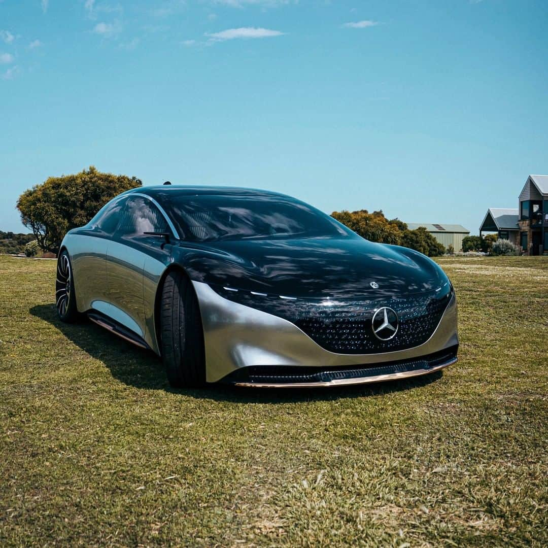 メルセデス・ベンツさんのインスタグラム写真 - (メルセデス・ベンツInstagram)「@lewishamilton inspecting a different kind of cockpit in the Mercedes-Benz Vision EQS.  #LH44 #ProgressiveLuxury #switchtoEQ #EnjoyElectric #VisionEQS #MercedesBenz #mbcar  #DrivingInnovation」8月2日 6時55分 - mercedesbenz