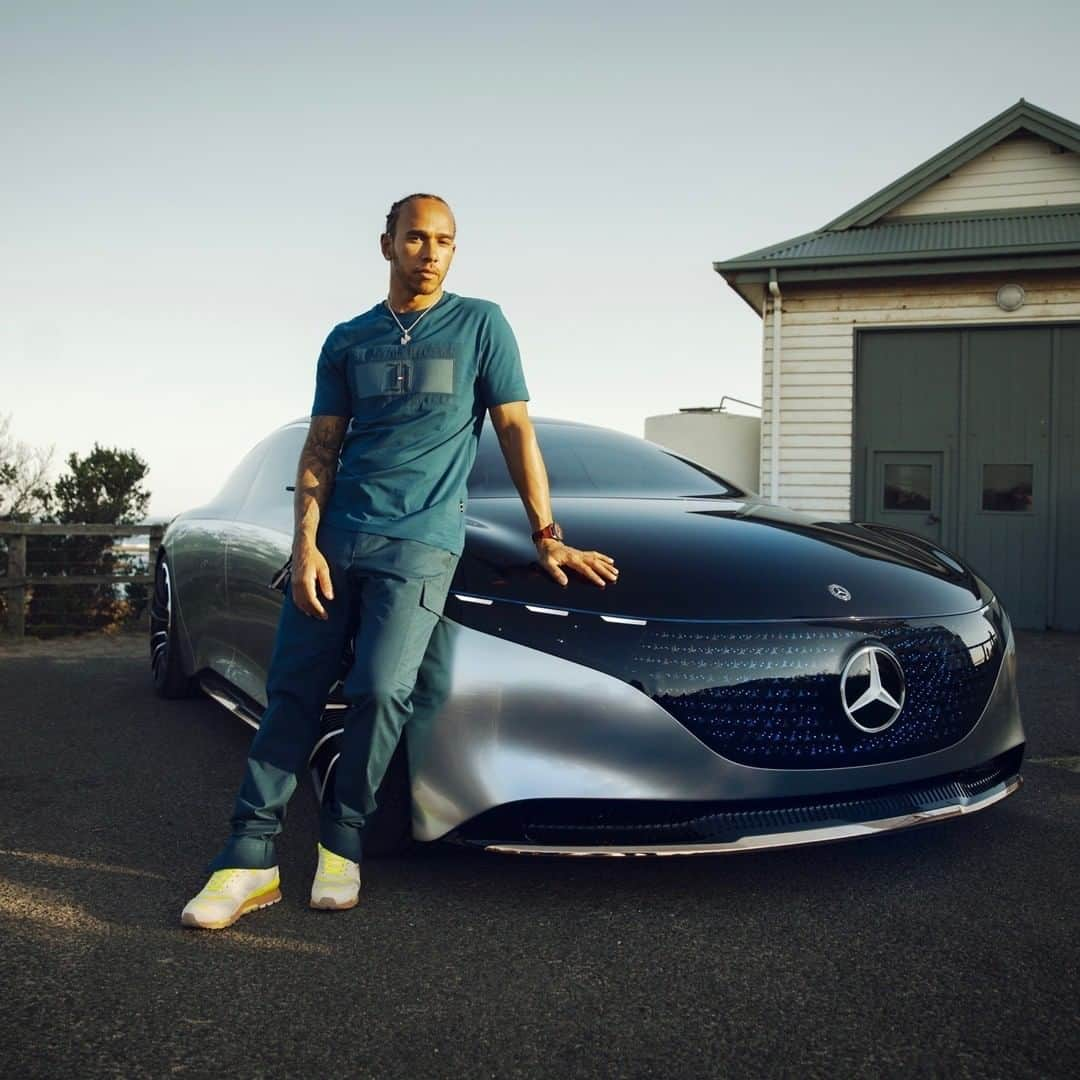 メルセデス・ベンツさんのインスタグラム写真 - (メルセデス・ベンツInstagram)「@lewishamilton inspecting a different kind of cockpit in the Mercedes-Benz Vision EQS.  #LH44 #ProgressiveLuxury #switchtoEQ #EnjoyElectric #VisionEQS #MercedesBenz #mbcar  #DrivingInnovation」8月2日 6時55分 - mercedesbenz