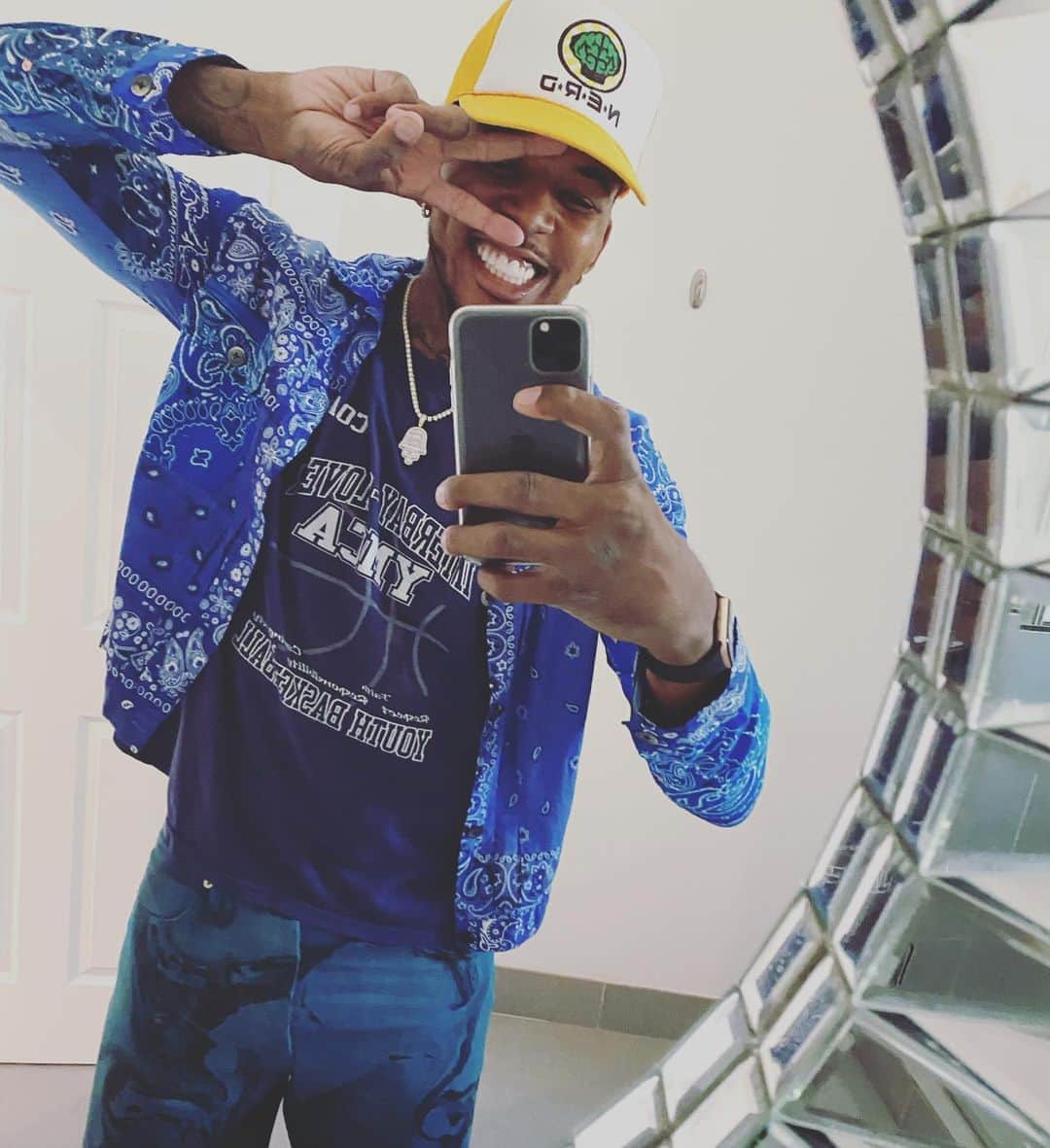 ニック・ヤングのインスタグラム：「My YMCA Coach Tee ......Saturday dad  life」