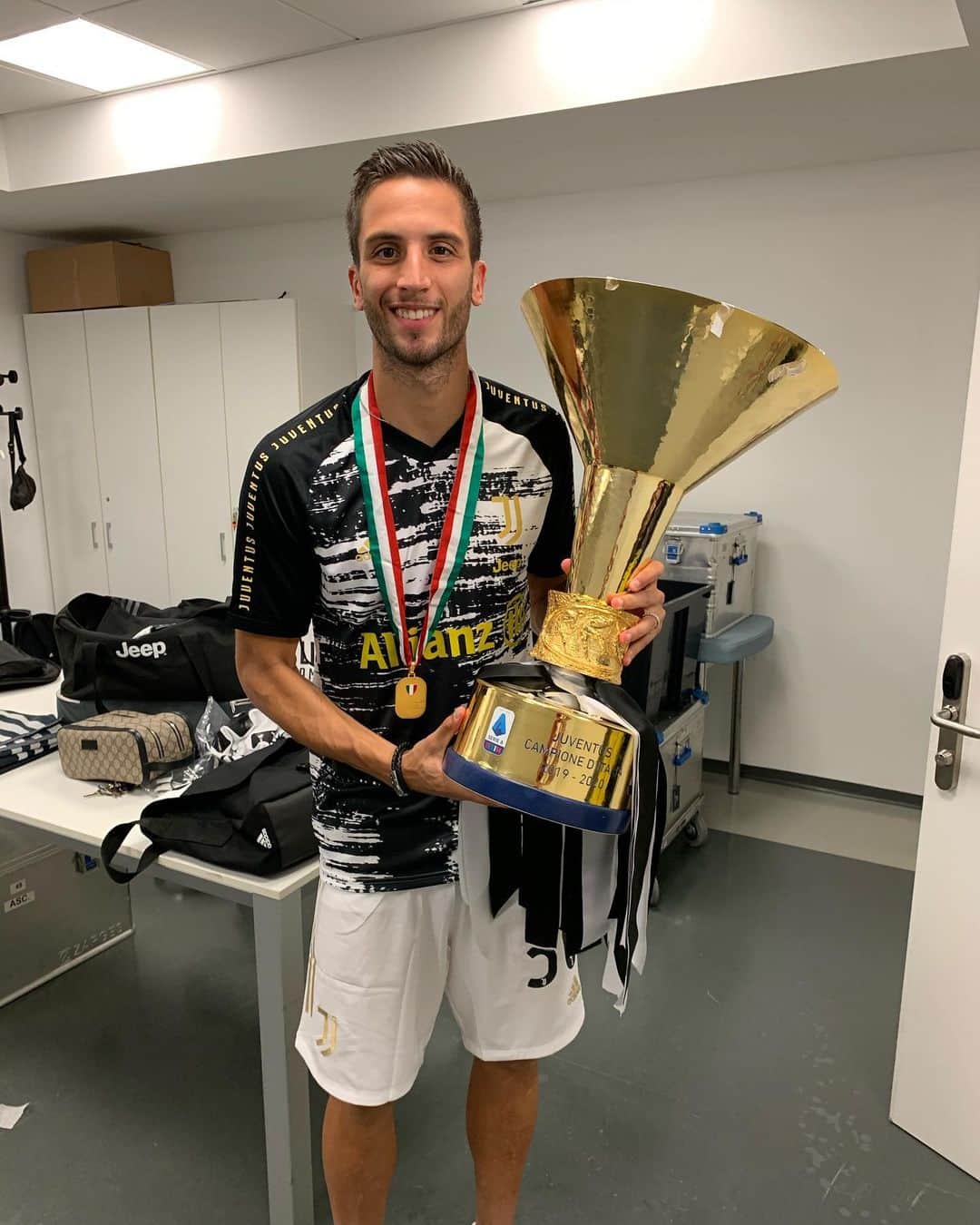 ロドリゴ・ベンタンクールのインスタグラム：「Campioni d’Italia !!! 🥇🏆」