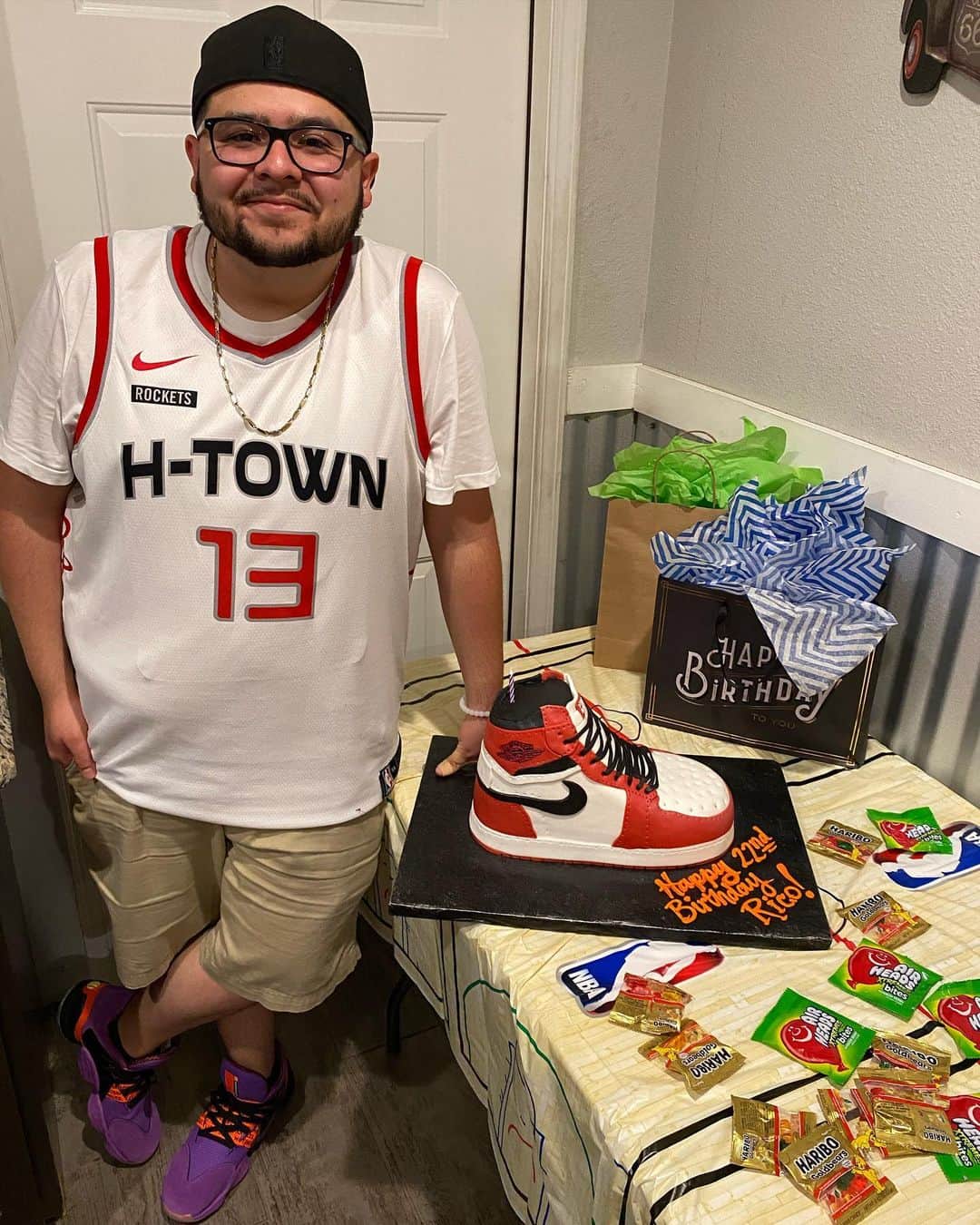 リコ・ロドリゲスのインスタグラム：「A birthday would not be complete without a cake...Shout out to @steffanybowling for my awesome Air Jordan birthday cake 💯 It was FIRE!! 🔥🔥」