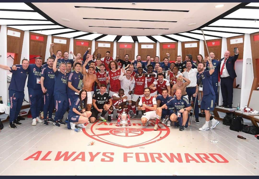 サンティ・カソルラさんのインスタグラム写真 - (サンティ・カソルラInstagram)「Well done boys one more for all of you!❤️🏆👏😘 @arsenal」8月2日 6時53分 - santicazorla