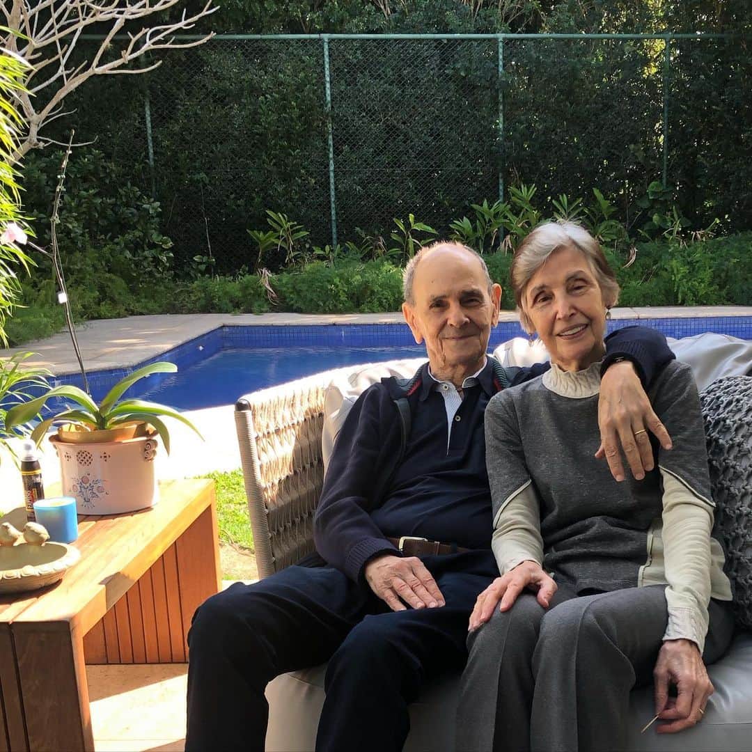 ファチマ・ベルナルデスのインスタグラム：「Eles nunca foram muito de fotos, mas hoje meu pai chegou pro almoço com minha mãe e me pediu: “faz uma foto nossa”. Como não obedecer? Amei o registro, amei o pedido.」