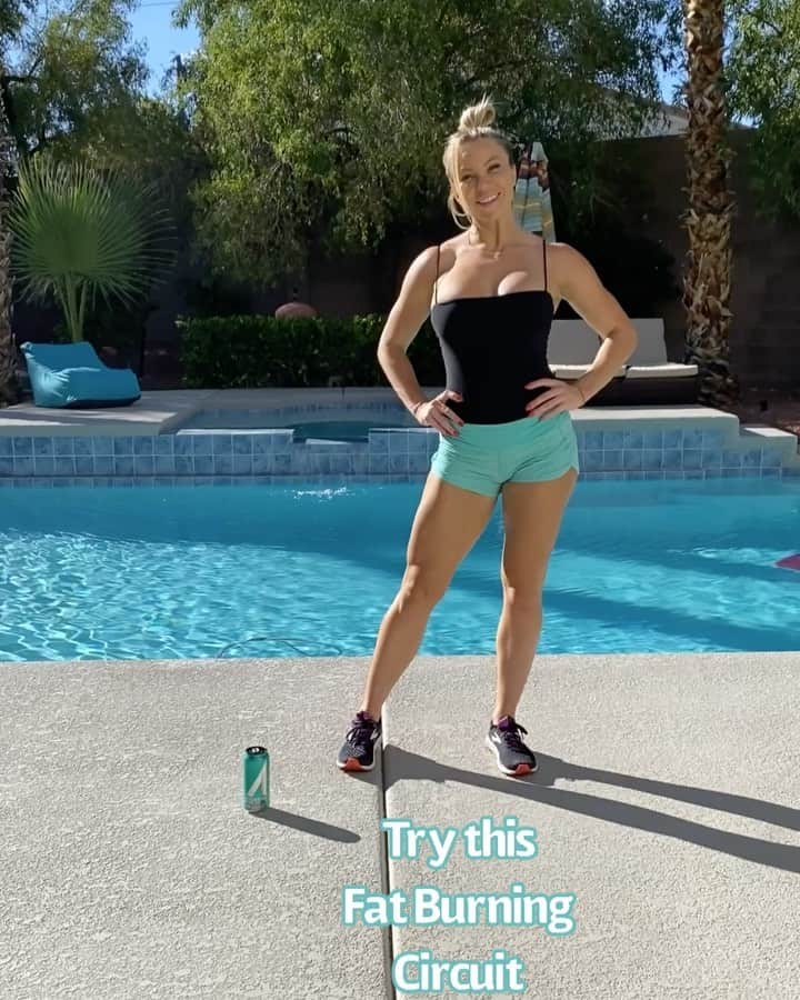 Lauren Drain Kaganのインスタグラム：「FAT BURNING NO EQUIP CIRCUIT! Workout powered by @ashocenergy  1) Sumo squat jumps x 1 min 2) Speed Skaters x 1 min 3) Burpees x 1 min 4) Inchworm walkouts x 1 min 5) Crunches x 1 min  Song: “Complicated” - DJ @andresaintalbin  Create your own body circuit! Select 5 body weight workouts or plyos  Make each workout one minute Perform 3-4 rounds with 1 minute rest after each round. 3 Rounds takes 18 minutes and 4 rounds takes 22 minutes! Burn fat in less than 30 minutes a day!  Do you guys love energy drinks? I don’t usually drink them but ashoc gives me instant energy from green tea witg no jitters along with electrolytes and BCAAs!」