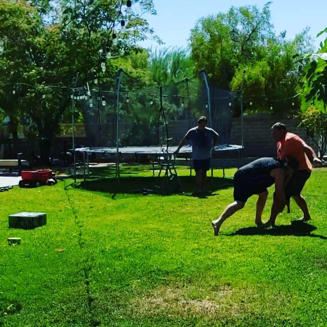 ロイ・ネルソンさんのインスタグラム写真 - (ロイ・ネルソンInstagram)「Summer backyard wrestling!  & BBQ & @ricosproducts  & fights   What are you doing today for fun? Post and tag me!」8月2日 7時08分 - roynelsonmma