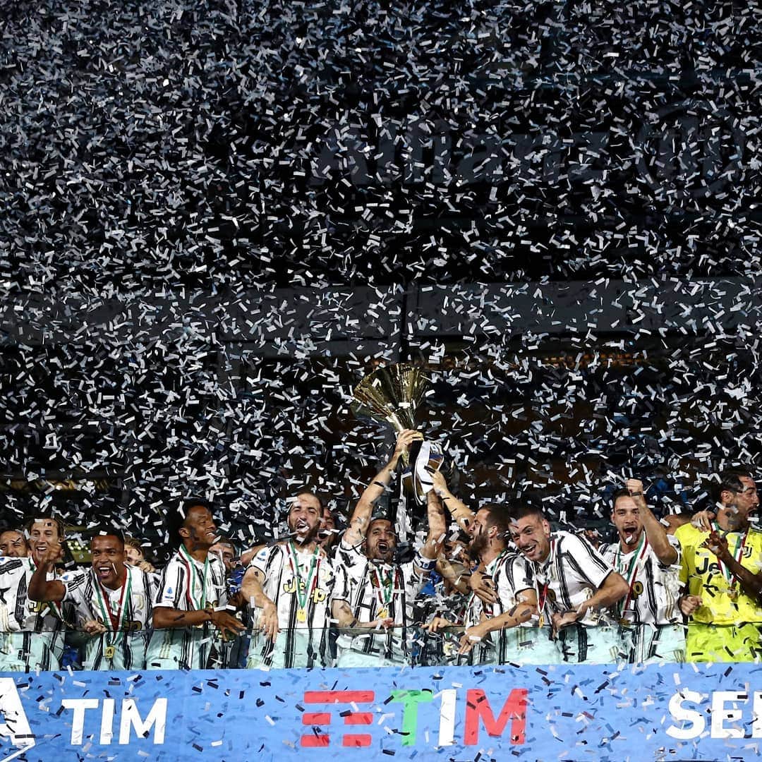 フェデリコ・ベルナルデスキのインスタグラム：「STRON9ER 💪🏼🏆 #CampioniDItalia #FinoAllaFine #Stron9er」