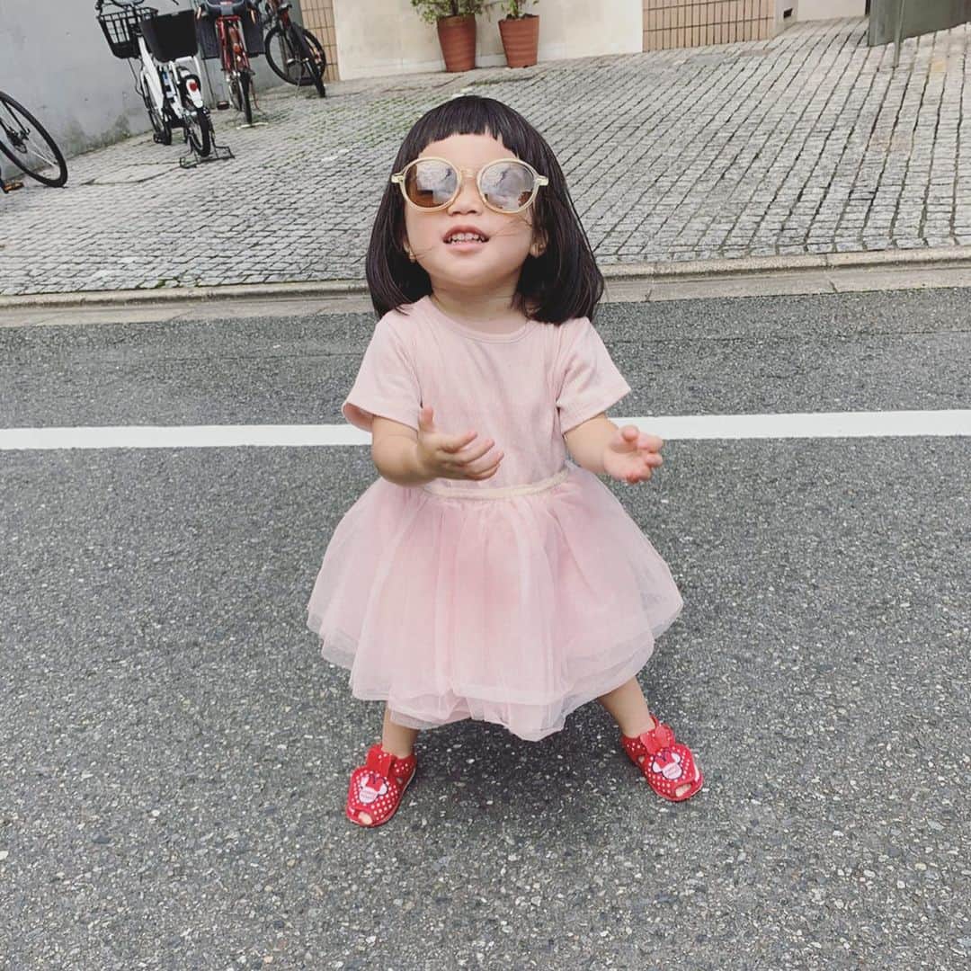 小松美緒のインスタグラム：「気持ちはいつでもPrincessだけど　 性格は　 おてんばやんちゃgirl🧟‍♀️💕　　 　 歩いてる顔がだいぶドヤさー。」