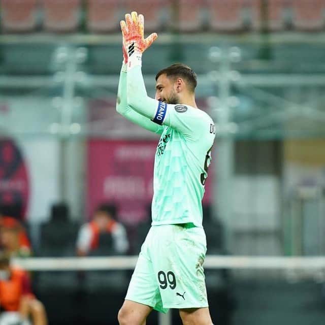 ジャンルイジ・ドンナルンマのインスタグラム：「Un finale da grande squadra 💪🏼 Peccato non averlo vissuto vicini come avremmo voluto ma sappiamo che, anche da lontano, siete sempre stati con noi. Grazie! 🔴⚫️ #ForzaMilan」