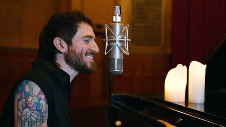 ウォーク・ザ・ムーンのインスタグラム：「yesterday i had the very special honor of performing in this tribute concert celebrating the life of South African music innovator and freedom fighter Johnny Clegg.  if you want to watch the whole performance, follow the link in our story.  all proceeds go to support literacy and medical aid in South Africa. Johnny Clegg brought together people of all races in a time when it was illegal to have both white and black people on the same stage or in the same audience.  in this piece his son @jesseclegg and i cover Johnny’s song, “Cruel Crazy Beautiful World”. -@nicholaspetricholas」