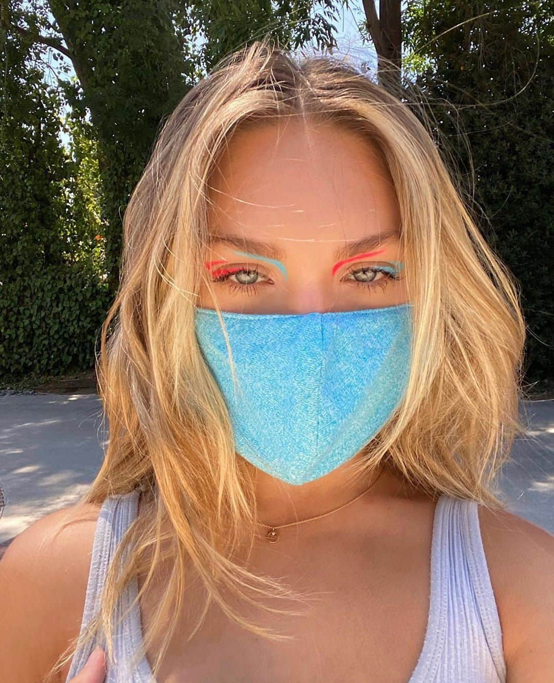 Vogue Beautyさんのインスタグラム写真 - (Vogue BeautyInstagram)「If you're looking for a way to spice up your above-mask beauty game, consider a bold pop of colored eyeliner. Tap the link in our bio for how to achieve the look. #regram @maddieziegler」8月2日 7時31分 - voguebeauty