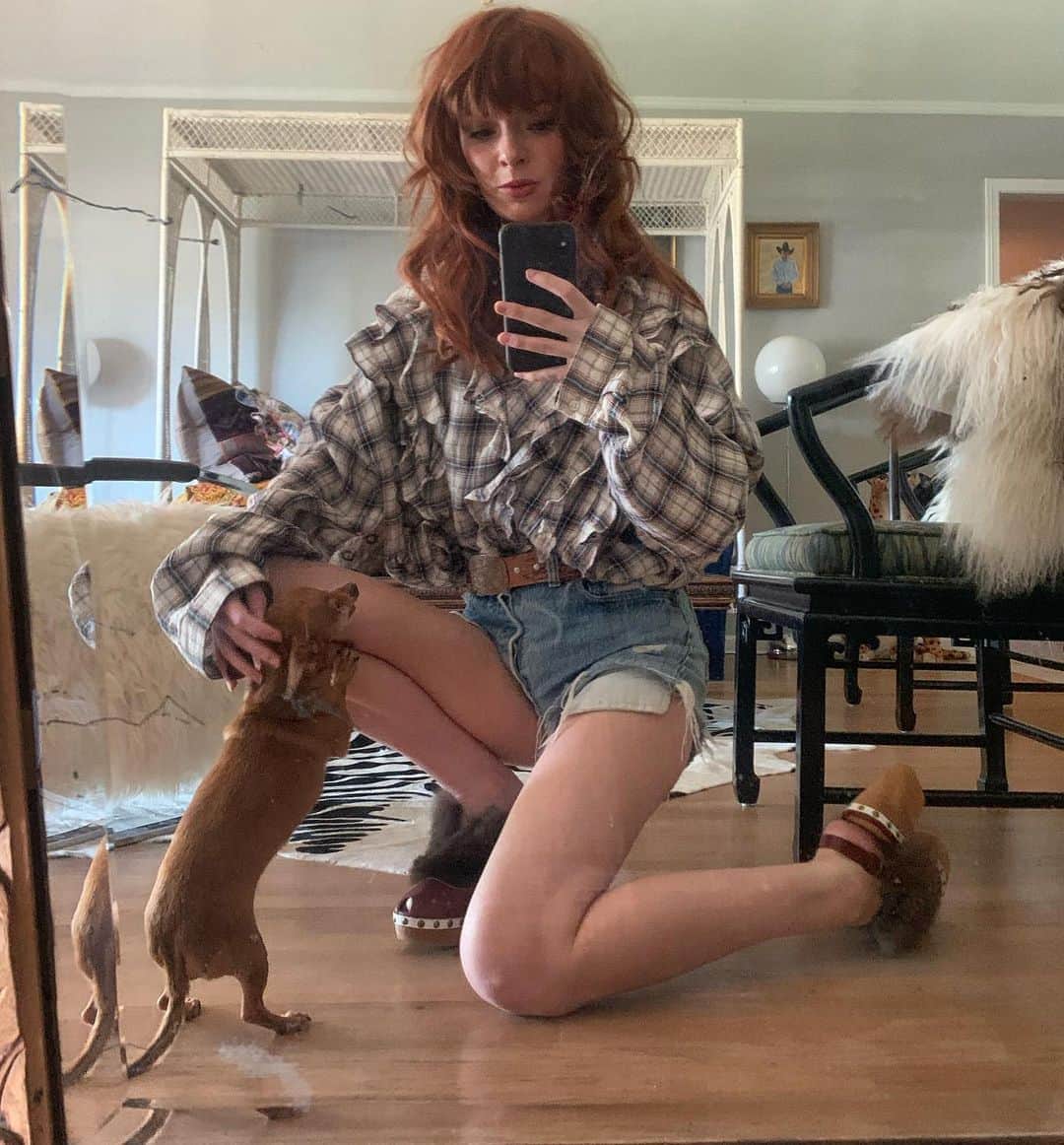 ジェーン・アルドリッジのインスタグラム：「Fur clogs and daisy dukes for a cozy dinner (at home, where else?) @adetacher」