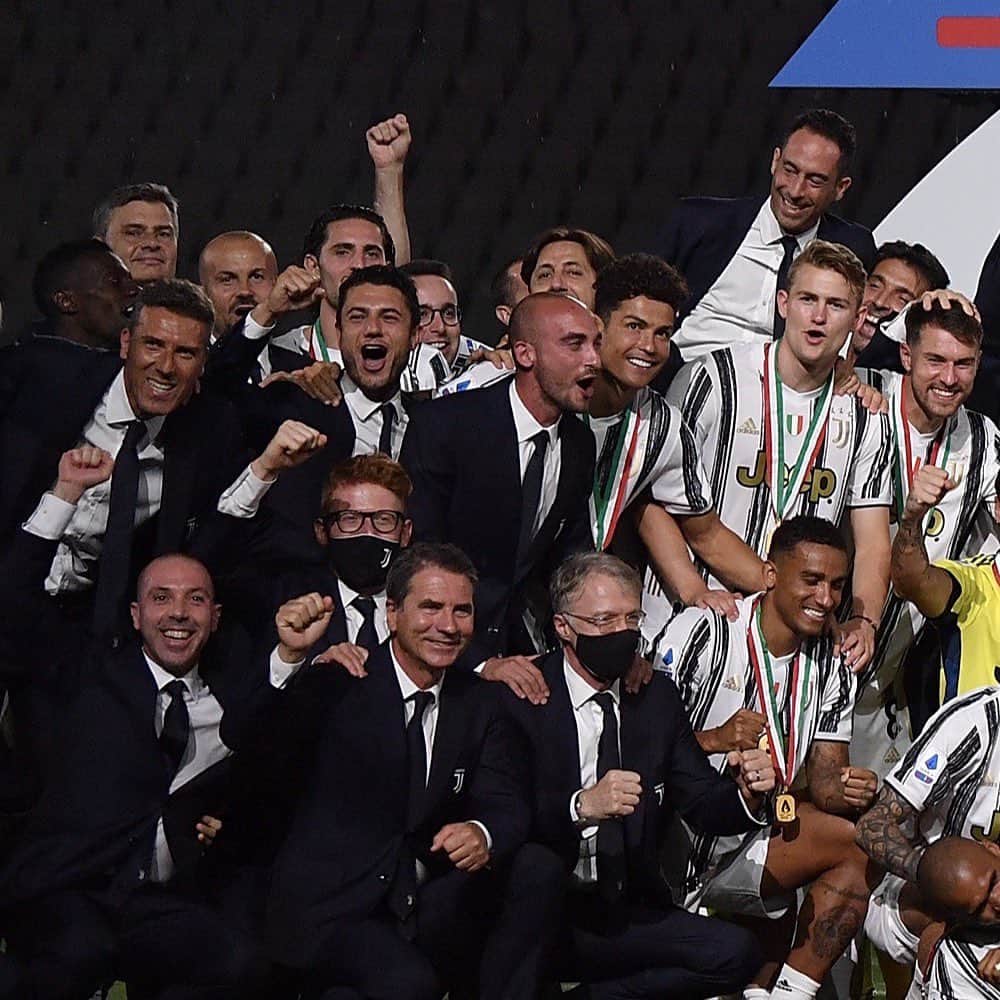 マタイス・デ・リフトのインスタグラム：「Orgoglioso di aver vinto il mio primo scudetto con la Juve!  In questa stagione molto particolare il mio pensiero va a tutte le persone che hanno sofferto e che sono state colpite dalla pandemia.  Un grazie ai nostri tifosi che non hanno potuto festeggiare con noi, ma che ci hanno sostenuti a distanza! Forza Juve ⚪️⚫️ #stron9er 🇮🇹 @juventus Campioni d’Italia」