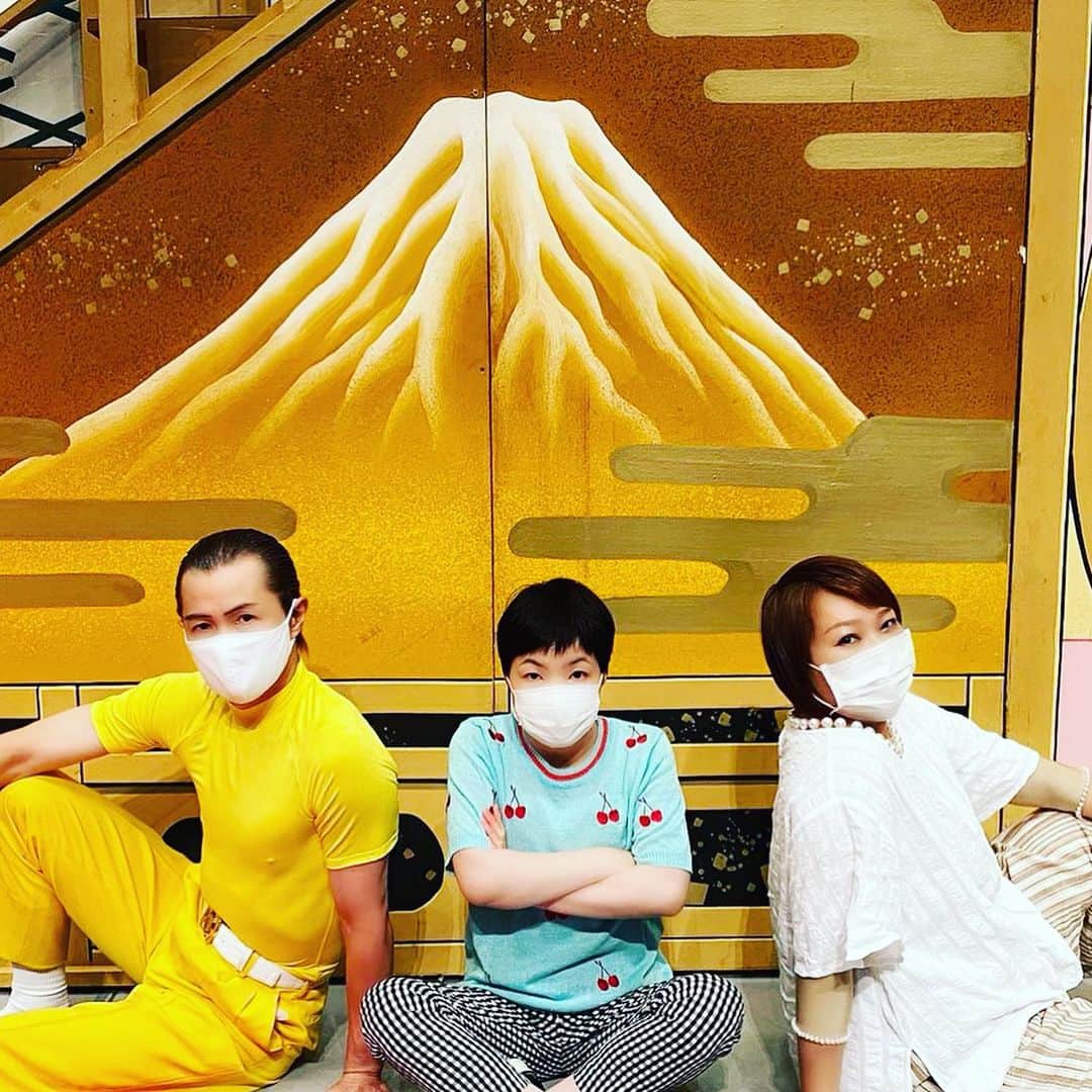 アキ（荒木良明）のインスタグラム：「対策さまざま素晴らしく、おかげさまで舞台に立ててます。昨日は茂造の新喜劇祭り、人数制限もあっての最大満席で本番でした。みんなと笑いをつくるのは幸せやぁ〜ありがとうございました‼︎夜公演は今日まで。吉田裕リーダー週は月曜日まで♬ 写真は花子さんとサキちゃんと。なんばグランド花月の客席から天井まで14メートルもあるそう。この広い劇場が、また満席にできるように平穏になってほしいよー。  #山田花子　さん #五十嵐サキ　ちゃん #なんばグランド花月 #おかげさまで  #ありがとうございます #そういう時期でしょ #いぃよぉー #新喜劇アキ」
