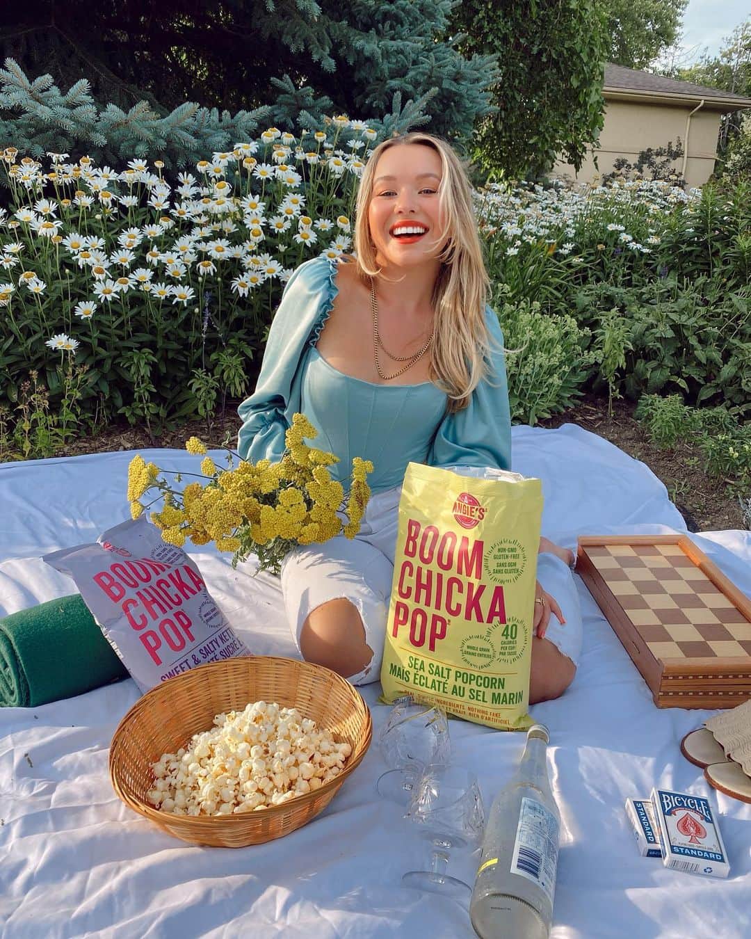 トーリ・ウェブスターのインスタグラム：「Y’all know 2020 is the year dedicated to ~elite~ picnic afternoons, so I wanted to share my ideal snack for park hangs on-the-go! #ad @angiesboomchickapop popcorn is one of my fave gluten-free, non-GMO, and whole-grain snacks! 🍿♥️The Sea Salt and Sweet & Salty Kettlecorn flavours have been on my picnic packing list all summer long! It's so easy to toss a bag of popcorn in a bowl to munch on all afternoon. Shop it at your local major retail location, and pack it for your next intimate park hang. For the convenience and taste ~you’ll thank me later~ 👋🏻😉🌻☁️#MindlessMunching #BOOMCHIKAPOP #SnackwithBCP」