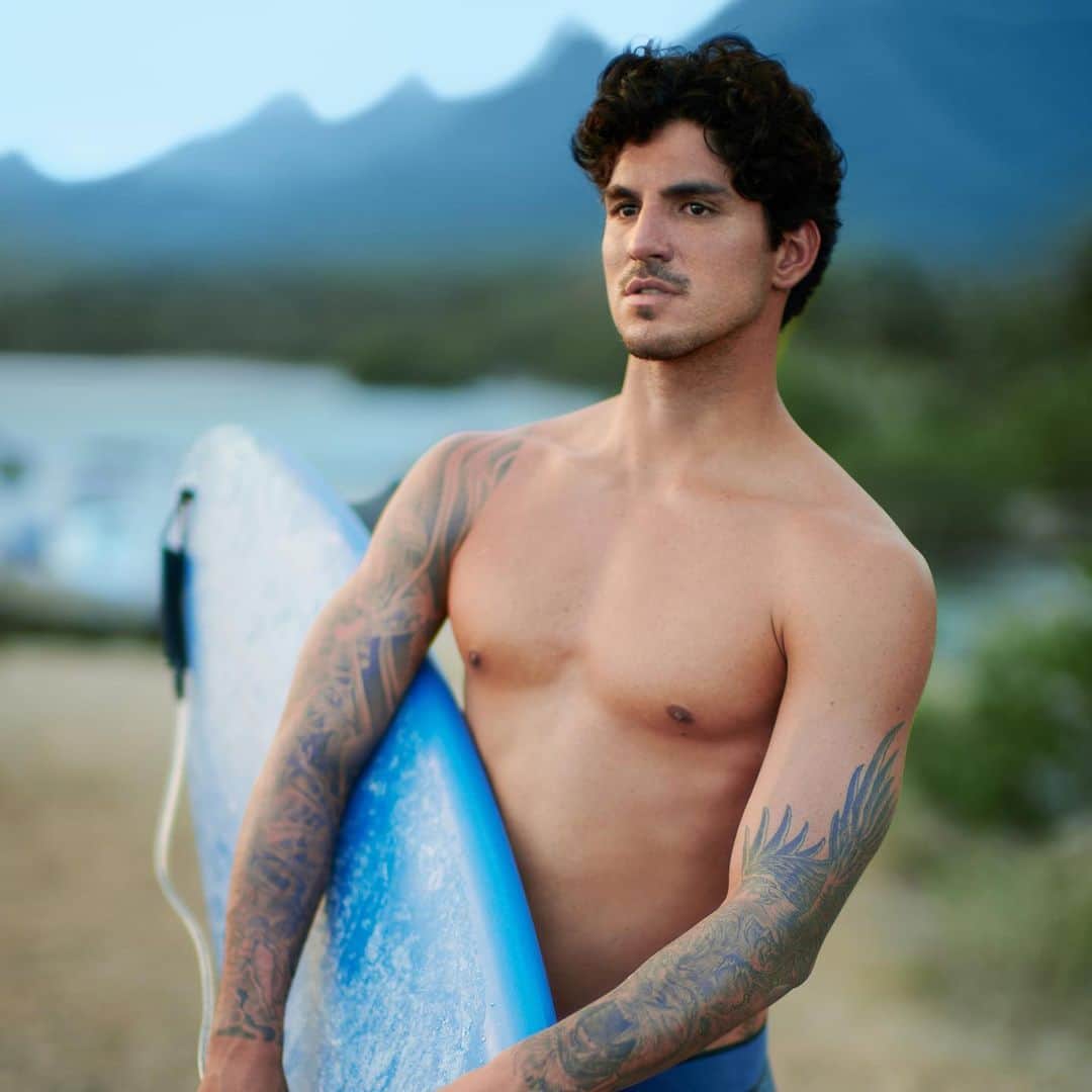 ガブリエル・メディーナのインスタグラム：「Um ano atrás, no Taiti, com a @RalphLaurenFragrances para a campanha #PoloDeepBlue Parfum. Tenho tantas lembranças incríveis de surfe com meu pai. Ele me viu surfar desde pequeno, quando comecei a competir, quando ganhei meu primeiro campeonato e quando me tornei campeão mundial! Mas uma das melhores lembranças são de quando comecei a surfar. Lembro que ele me levava com minha mãe, a praia completamente vazia, e eu amava surfar com ele me olhando. Até hoje, amo surfar quando ele tá assistindo. Isso me motiva! Muito orgulho de tudo que conquistamos juntos! Falta pouco pro dia dos pais mas já queria deixar essa mensagem pra você @charlaomedina100. Feliz Dia dos Pais, Pai! #DiveInDeepBlue   This time in Tahiti last summer with @RalphLaurenFragrances for the #PoloDeepBlue Parfum shoot. I have so many amazing surfing memories with my dad. He has watched me surf since I first learned, to when I started competing, to when I won my first event, to when I became a world champion! but I think the one that is the most special is when I first started surfing. I remember the beach in our hometown was completely empty most of the time, and he would watch me surf. To this day, I love to surf when he’s watching. It motivates me! I’m so honored I can make him proud and love him unconditionally. Happy Father’s Day, Dad! #DiveInDeepBlue」