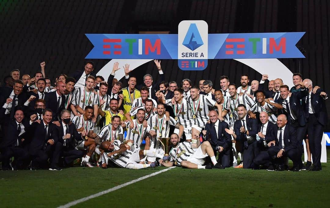 クリスティアーノ・ロナウドさんのインスタグラム写真 - (クリスティアーノ・ロナウドInstagram)「Happy to win the last two of the nine Serie A consecutive titles for Juventus! It seems easy but it isn't! Year after year with talent, dedication and hard work you can achieve your goals and be better than before! Let’s go for my third 💪🏼⚪️⚫️ # italychampions🏆🏆 # 31goals #finoallafine」8月2日 7時49分 - cristiano