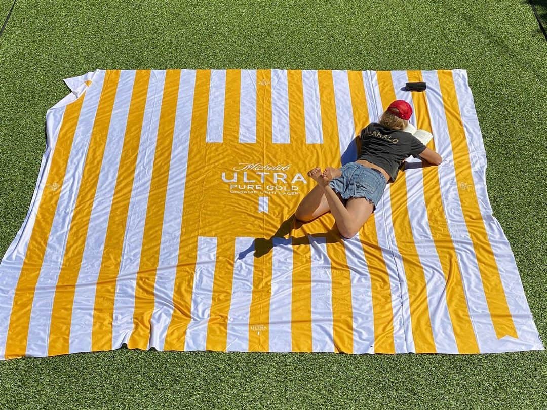 ケリー・ウォルシュ・ジェニングスさんのインスタグラム写真 - (ケリー・ウォルシュ・ジェニングスInstagram)「Much needed quiet time in my backyard ☀️#simplejoys  @michelobultra Pure Gold hooked it up with a blanket that's big enough to backyard picnic safely when the 🥳 arrives.   A portion of the proceeds from these blankets will be donated to United Way to help those in need during COVID-19.   #PureGoldMoment #ULTRAAmbassador」8月2日 8時07分 - kerrileewalsh