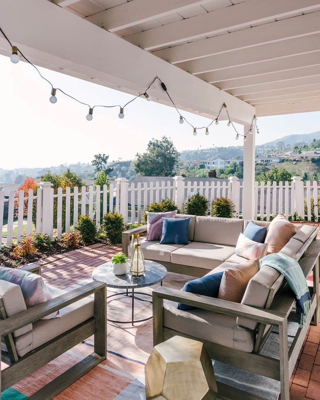 west elmさんのインスタグラム写真 - (west elmInstagram)「The perfect spot to take in the view 😎☀️ This patio (and entire home!) was outfitted by a #WestElmDesignCrew expert from @westelmsantamonica. Your local Design Crew members can help you too, for free! Link in bio to book a one-on-on virtual appointment and tour the rest of this Pacific Palisades home.」8月2日 8時09分 - westelm