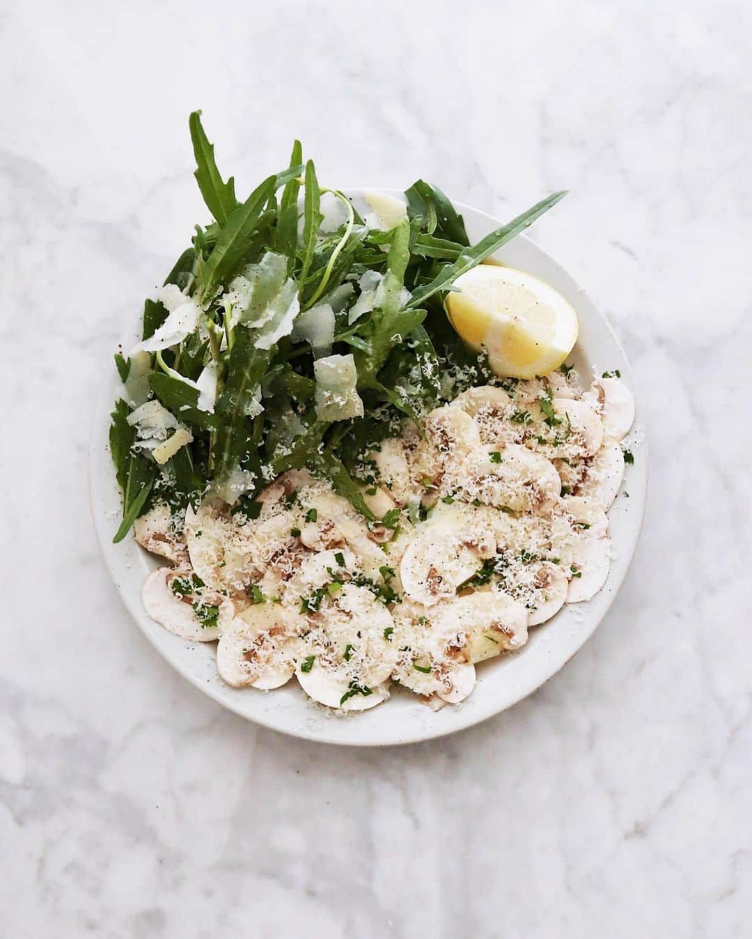 のインスタグラム：「Salad . 朝ご飯はマッシュルームと ルッコラとチーズのサラダ。 どちらもレモンとオイルと パセリと塩と胡椒で味付け。 . . . #ハーブの日 #サラダ #マッシュルーム #セルバチコ #ワイルドルッコラ #ルッコラ #パルミジャーノレッジャーノ #salad #mushrooms #rucola #roquette #ruchettaselvatica #parmigianoreggiano」
