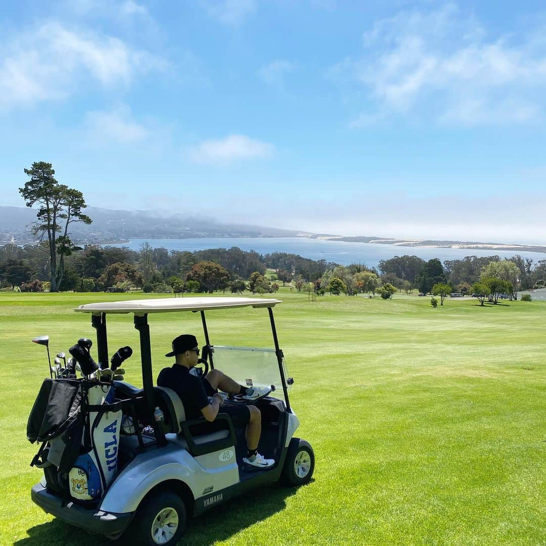 ハワード・シューのインスタグラム：「Slamming beef jerky and littering the course with my golf balls 🐯」