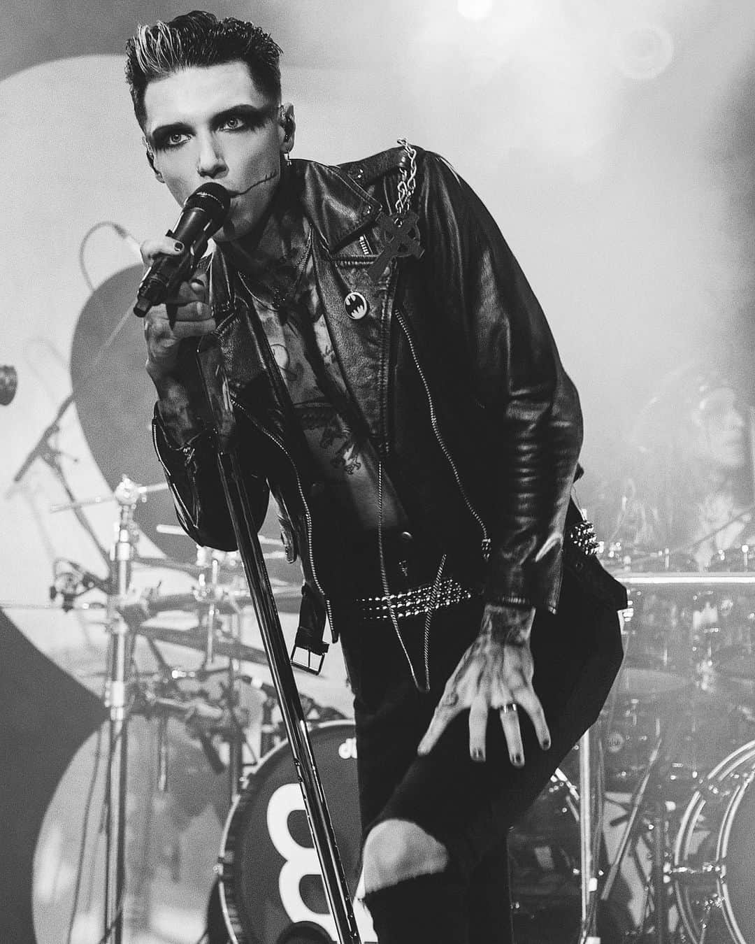 アンディー・ビアーザックのインスタグラム：「I want to say thank you from the bottom of my heart to each and every one of you who watched our #restitchthesewounds album release virtual concert. Words cannot describe how amazing it felt to be back on stage performing those songs and while I know that the world has changed quite a bit over the last few months, to have the opportunity to play a show in any capacity was a thrill for all 5 of us. You have given us so much over the years and we are forever thankful for your support! If you’d like to watch the show you can head to the link in my bio, the full concert stream will be available until 2pm PST on Monday August 3rd. Restitch These Wounds is available now everywhere! 🆎🖤 photos by: @notsofatmike」