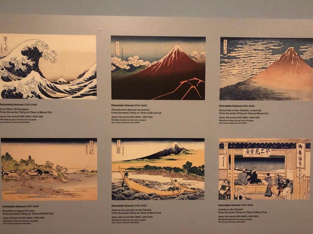 Honolulu Myohoji Missionさんのインスタグラム写真 - (Honolulu Myohoji MissionInstagram)「🌊 Did you know that  @honolulumuseum has a #hokusai exhibition right now? Yes, an art from Japan also known as #hokusaiwave.  He drew Mt. Fuji from many different places, and I found the reason why he kept on drawing Mt. Fuji. (The answer is on the 3rd picture. Please swipe!)  The most stunning thing is he was practicing #lotussutra just like us!!  Have a great weekend everyone!  * * * * #ハワイ #ハワイ好きな人と繋がりたい  #ハワイだいすき #ハワイ好き #ハワイに恋して #ハワイ大好き #ハワイ生活 #ハワイ行きたい #ハワイ暮らし #オアフ島 #ホノルル妙法寺 #HawaiianAirlines #ハワイアン航空 #思い出　#honolulumyohoji #honolulumyohojimission #御朱印女子 #開運 #穴場 #パワースポット #hawaii #hawaiilife #hawaiian #luckywelivehawaii #hawaiiliving #hawaiistyle #hawaiivacation」8月2日 8時30分 - honolulumyohoji