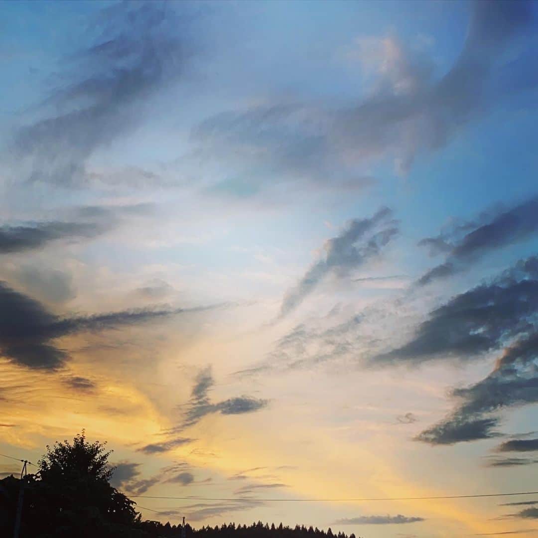 西山茉希さんのインスタグラム写真 - (西山茉希Instagram)「故郷の空が、 寂しがるかもしれない日。 今年は一緒に、 寂しがることもいいのかもしれない日。  長岡の空は、 今年も変わらず意味を抱いてくれているはず。  #慰霊 #復興 #平和への祈り #長岡祭 #長岡大花火大会  乗り越えて咲く夜空の花は、 きっとまた美しさを増してパワーをくれる。  #想い花 #心に大輪 #祈り花  打ち上げ、 開始でございます。  #聞こえなくても響く #故郷の夏  なんだか朝なくせに泣きそうだぜよ。 なんてこった。 笑ってこっと。  #ぐんもです #🎇🎆🎇」8月2日 8時33分 - maki.nshiyama50