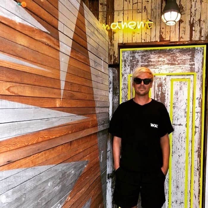 UNBY GENERAL GOODS STOREのインスタグラム：「11BRAND BOXのブランドをご紹介！大人のサーフスタイルってこういうこと。 WAX (ワックス) @wax__official  日焼けした肌に似合うアイテムが揃っています。 ちなみにWAXのコンセプトを読むと、愛すべき趣味、バックボーンがあるっていいな、と思います。UNBYで扱うブランドのコンセプトにはだいたい、ハートがやられることが多いです。 ”僕達には”SURF"という揺るぎないバックグラウンドがあるが、それにとどまらず、WAXというワードが様々なカルチャーをコネクトしてくれる、重要な潤滑油になってくれそうだ。着る人を引き立てられる影の立役者でいたい。 そんな思いから、シンプルでその人を輝かせる服を提案し続けてゆきたい。” WAXコンセプトより抜粋。WAXの洋服は、シンプルで着心地がいいのが特徴、大人が作るサーフスタイルっていう感じがします。 . . . . . #unby #アンバイ#unbygeneralgoodsstore #tシャツ #tシャツコーデ #thm #ザハードマン#WAX #THEHARDMAN #surf #サーフ #サーフィン #surfing #surfstyle」