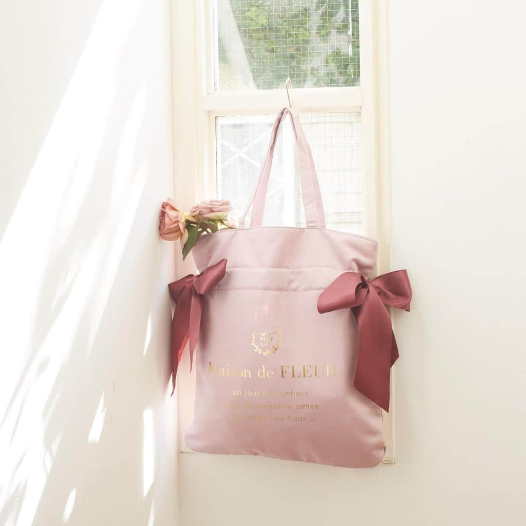 maisondefleur_pressさんのインスタグラム写真 - (maisondefleur_pressInstagram)「. ＼ダブルリボントートで上品に可愛く🎀／ . メゾンドフルールでは ダブルリボントートが 大人気定番商品です🎀 . どんなコーディネートにも合わせやすい！ 裏地はチェック柄で、見えないところまで可愛く仕上げております♪ . 全国ショップ、公式通販ストライプクラブ、 ZOZOTOWNにて大好評販売中です✨ . スワイプでスタッフ着用画像も♬ . 🎀商品詳細🎀 ♦ダブルリボントートバッグ Pink , Beige , Light Brown , Light Gray , Navy , Black ¥4,990+tax 品番：8A01F0J0600 . . #maisondefleur #メゾンドフルール #再入荷 #ベーシック #人気アイテム #リボン #バッグ #ダブルリボン #バッグの中身 #ギフト #プレゼント #ダブルリボントートバッグ #リボントートバッグ#可愛い女の子#ピンク#ピンク好きな人と繋がりたい#リボンバッグ #トートバッグ#トートバッグ好き#トートバッグコーデ .」8月2日 14時18分 - maisondefleur_press